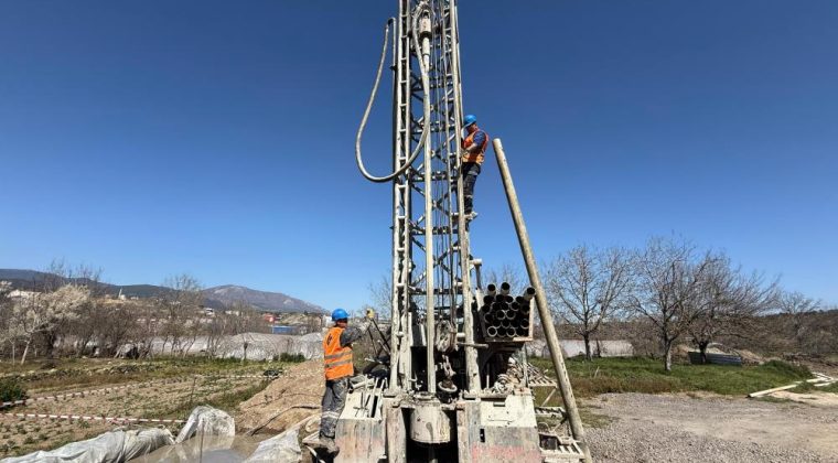 AÇILAN 7 KUYU İLE SU KAYNAKLARINA ALTERNATİF ÜRETİLİYOR