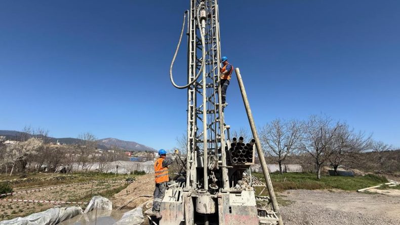 AÇILAN 7 KUYU İLE SU KAYNAKLARINA ALTERNATİF ÜRETİLİYOR