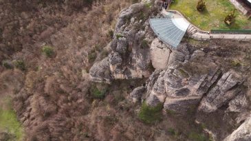 KENDİNİ 80 METRE YÜKSEKLİKTEN BOŞLUĞA BIRAKTI