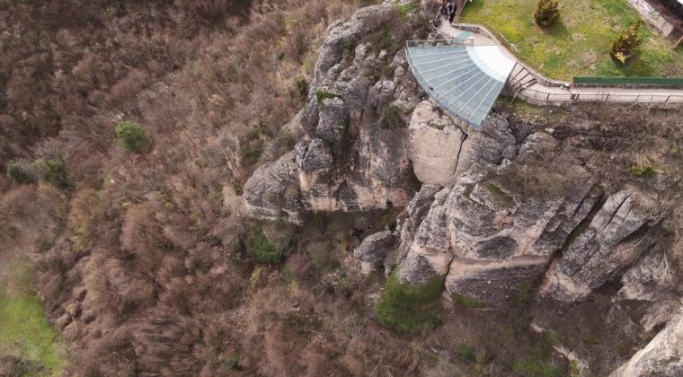 KENDİNİ 80 METRE YÜKSEKLİKTEN BOŞLUĞA BIRAKTI