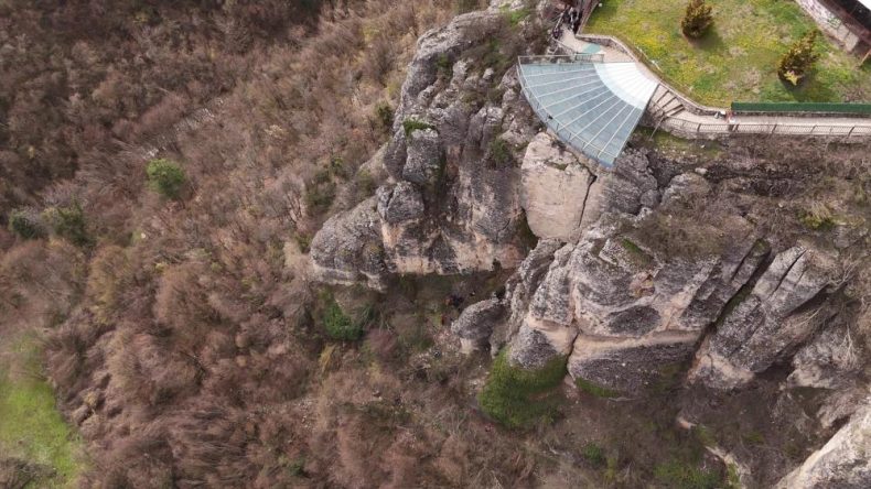 KENDİNİ 80 METRE YÜKSEKLİKTEN BOŞLUĞA BIRAKTI