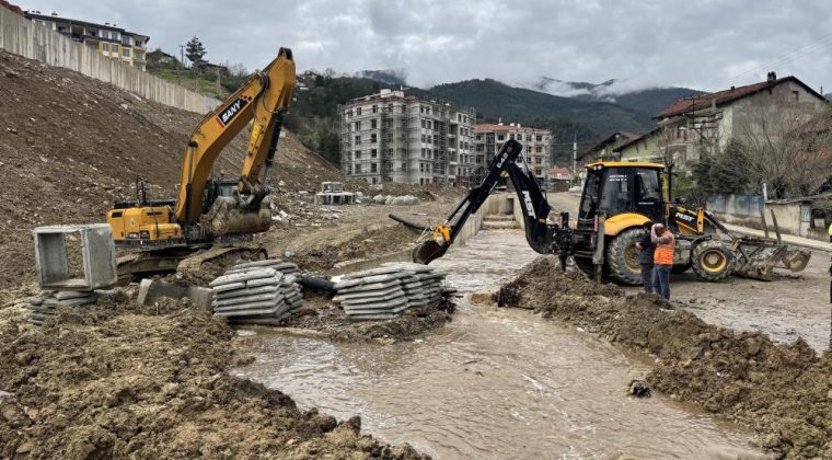 SAATLERCE SÜREN YAĞIŞ SONRASI DERELER TAŞTI