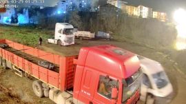 ÇALDIKLARI TIRI DOLANDIRICILARA KAPTIRDILAR