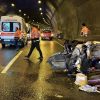 TÜNELDE TIRLA ÇARPIŞAN ARAÇ HURDAYA DÖNDÜ