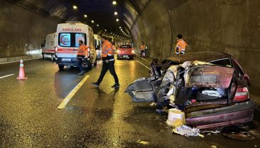 TÜNELDE TIRLA ÇARPIŞAN ARAÇ HURDAYA DÖNDÜ