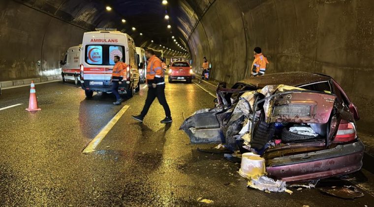 TÜNELDE TIRLA ÇARPIŞAN ARAÇ HURDAYA DÖNDÜ