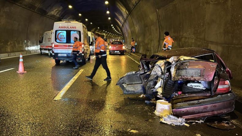 TÜNELDE TIRLA ÇARPIŞAN ARAÇ HURDAYA DÖNDÜ