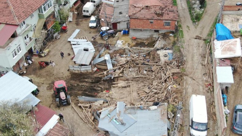 FIRTINADAN AHIR ÇÖKTÜ, HAYVANLAR TELEF OLDU