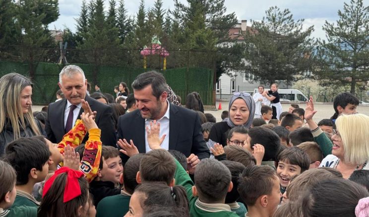 MİNİKLERİN ÖZKAN ABİ SEVGİSİ