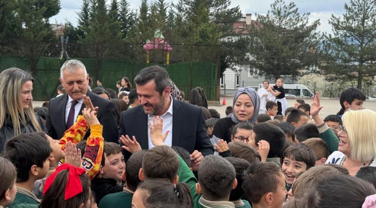 MİNİKLERİN ÖZKAN ABİ SEVGİSİ