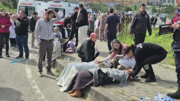 HALK OTOBÜSÜ OTOMOBİLİN ÜZERİNE DEVRİLDİ