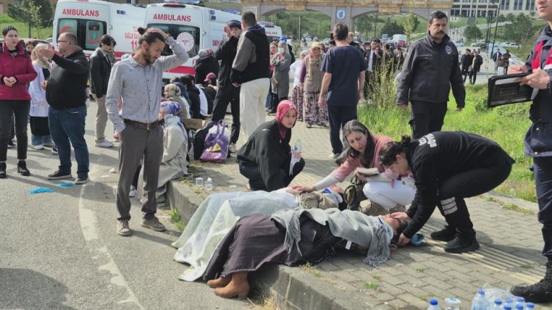 HALK OTOBÜSÜ OTOMOBİLİN ÜZERİNE DEVRİLDİ