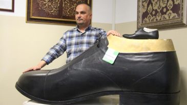 TÜRKİYE’NİN EN BÜYÜK AYAKKABISINI YAPTILAR