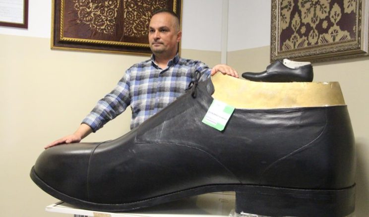 TÜRKİYE’NİN EN BÜYÜK AYAKKABISINI YAPTILAR