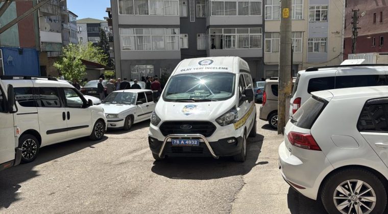 YALNIZ ADAM EVİNDE ÖLÜ BULUNDU