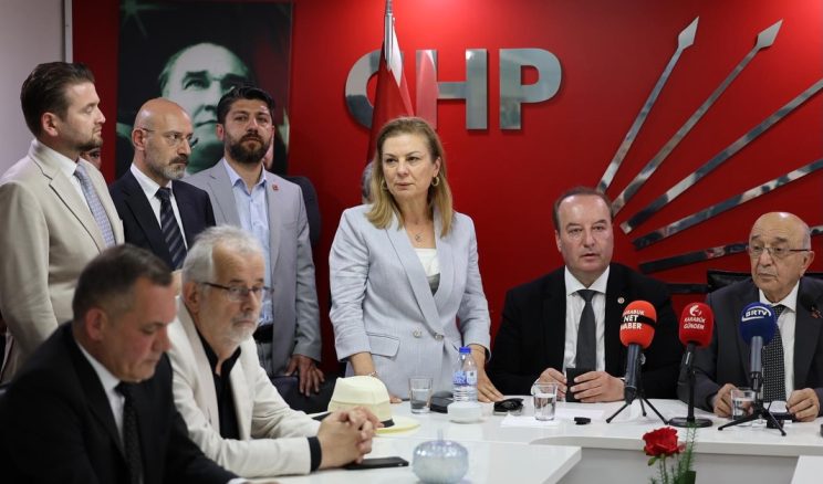 GENEL BAŞKANLIK TARTIŞMALARI BAYRAMLAŞMAYA YANSIDI