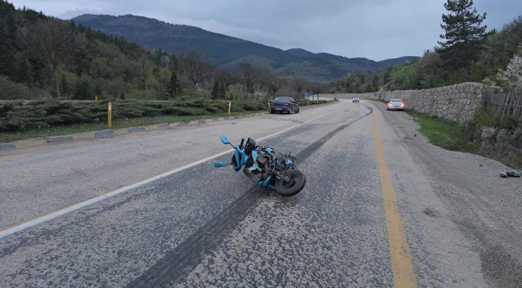 OTOMOBİLLE MOTOSİKLET ÇARPIŞTI; 1 ÖLÜ