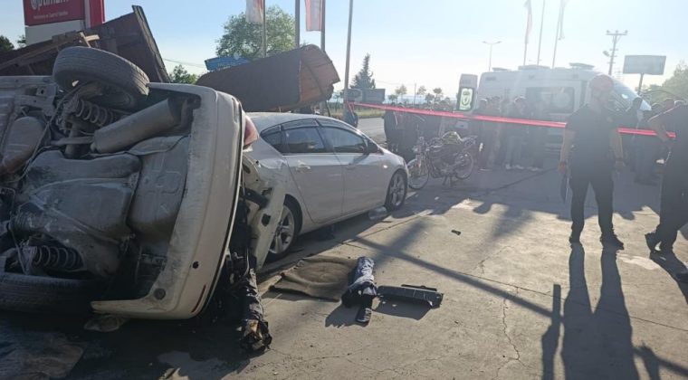 İSTASYONA DALAN OTOMOBİL DEHŞET SAÇTI