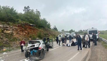 OTOMOBİLLE SERVİS ÇARPIŞTI ORTALIK CAN PAZARINA DÖNDÜ