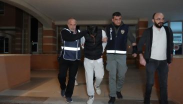 GÜNLERCE ÖLDÜRDÜĞÜ EŞİNİN CESEDİYLE YAŞAMIŞ!