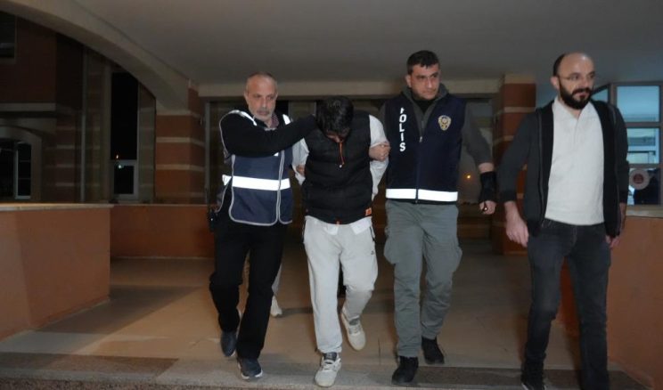 GÜNLERCE ÖLDÜRDÜĞÜ EŞİNİN CESEDİYLE YAŞAMIŞ!