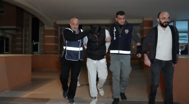 GÜNLERCE ÖLDÜRDÜĞÜ EŞİNİN CESEDİYLE YAŞAMIŞ!